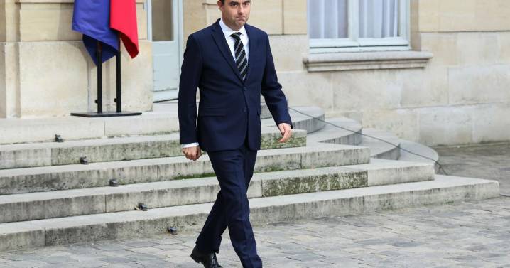 French PM resigns hours after naming government, plunging France further into political chaos