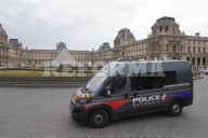 Entran ladrones al Louvre,  roban joyas y huyen en motos