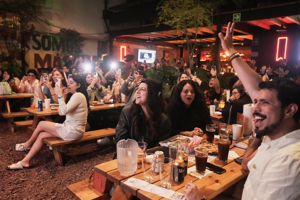 Swifties in Mexico City gather for listening party