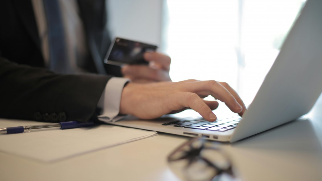 "Dispersas y con vacío conceptual": Informe alerta brechas en leyes chilenas de comercio digital