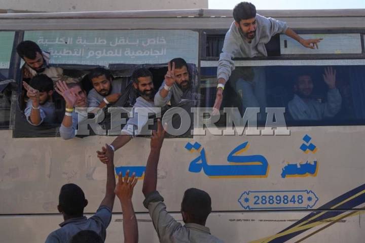 Celebran palestinos regreso  de presos liberados por Israel