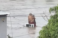 Video: Abuelitos sobreviven abrazados en el techo durante inundación en Veracruz