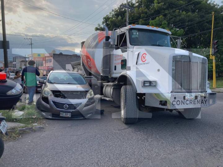 MUJER CONDUCTORA SE DIO CON TODO CONTRA UN TROMPO