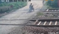 Joven intentó ganarle al tren y terminó hecho trizas en segundos: solo quería salvar su moto (VIDEO FUERTE)