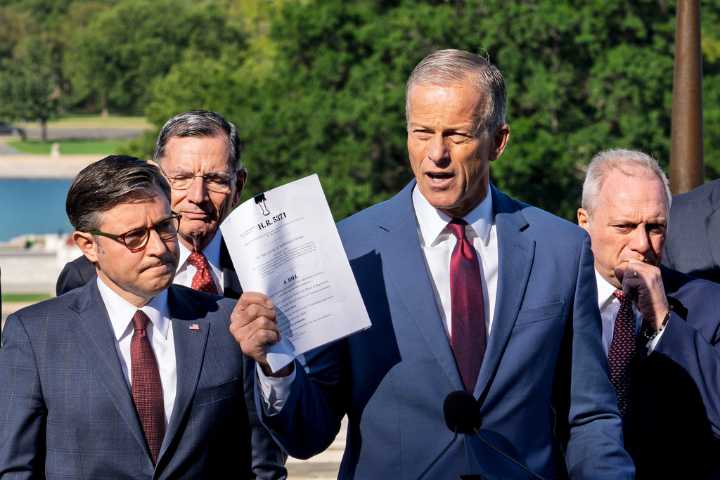 No end to shutdown in sight as sides focus on blame game