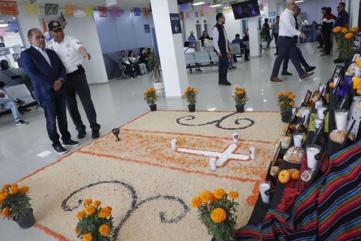 Honra Escobedo a policías con altar y reconoce a oficiales destacados