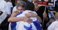Israel recibe a los primeros rehenes liberados; la Cruz Roja confirma el inicio del intercambio de rehenes y prisioneros