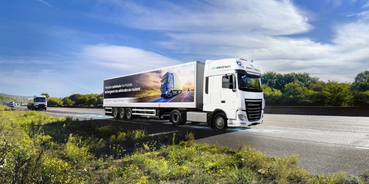 Francia prueba la primera autopista del mundo que recarga vehículos eléctricos mientras se conduce