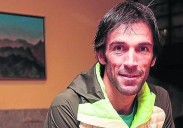 El alpinista italiano Hervé Barmasse, Marcos López y Marina Fernández, en la Semana de Montaña de Reinosa
