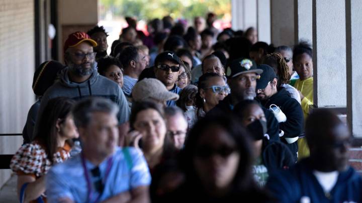 Video: Americans line up for free meals as shutdown threat sparks ‘no aid’ fears