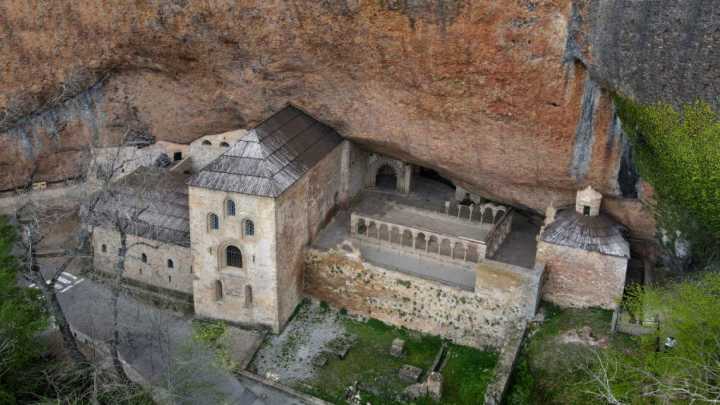 El monasterio escondido bajo una roca que conserva el alma de Aragón: "Es un viaje al corazón del Pirineo"