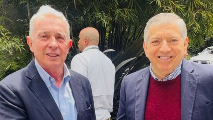 Los secretos de la cumbre entre César Gaviria y Álvaro Uribe en Llanogrande: hubo llamada a Germán Vargas Lleras y a candidatos