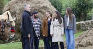 Los Reyes y sus hijas en Valdesoto: su look en el Pueblo Ejemplar 2025, al detalle
