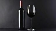 Qué significa que algunas botellas de vino tinto sean de color negro: para qué sirve y cual es su función