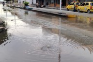 Rebosamiento de aguas residuales afecta la Avenida Santa Rita