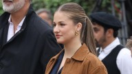 La Princesa Leonor se rinde a las últimas tendencias de este otoño: mono denim y chaqueta camel para visitar Valdesoto