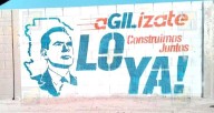 Bardas con la imagen de Gilberto Loya Chávez aparecen en Ciudad Juárez