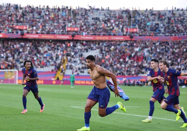 Araujo rescata al Barça sobre la bocina