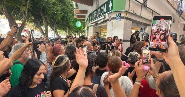 Aplazan el desahucio de una vecina de 65 años con un hijo dependiente en el barrio de Olletas, en Málaga