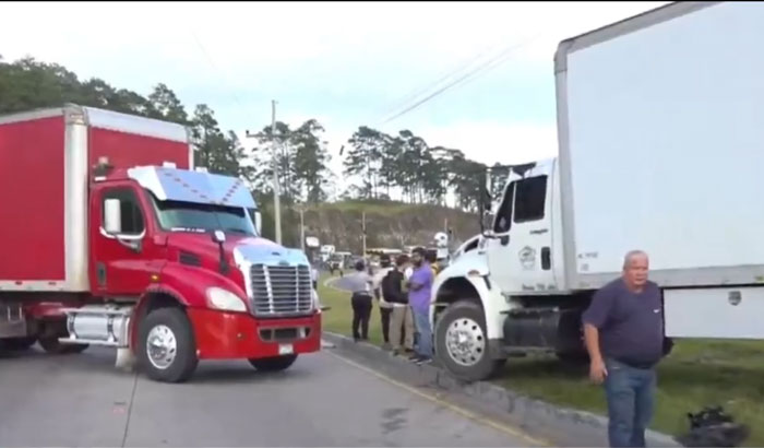 Tomada la CA-5 por transportistas que prestaron servicio en elecciones primarias al CNE