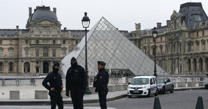 Policía francesa continúan investigación tras robo de joyas en el Louvre