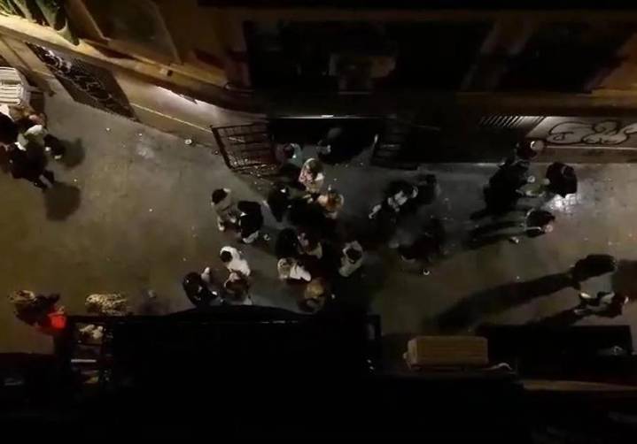 La limitación de horarios en el Barrio divide a vecinos y empresarios de Alicante