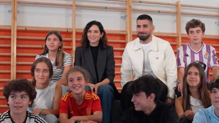 La camiseta del Pucela se cuela en un acto de Topuria