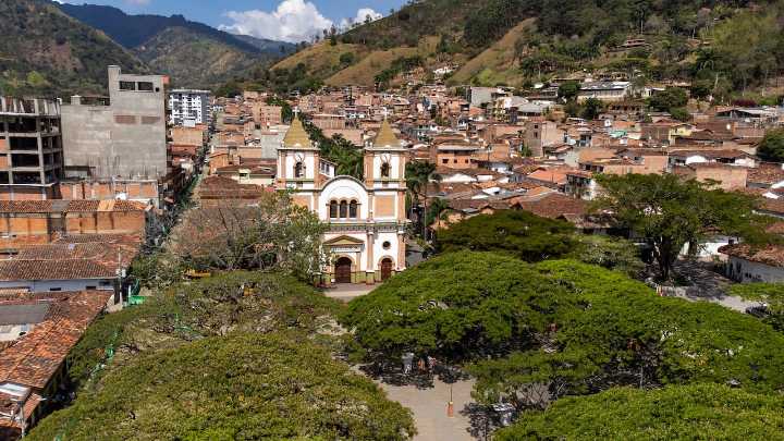 A dos horas de Medellín, el destino perfecto para disfrutar de ríos y cascadas