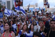 Hamás entrega en Gaza a los siete primeros rehenes vivos