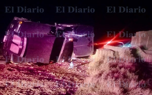 Vuelca tráiler con pacas al norte de la ciudad
