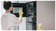 Adiós al horno eléctrico detonado de suciedad: el método infalible de 5 pasos para dejarlo como nuevo