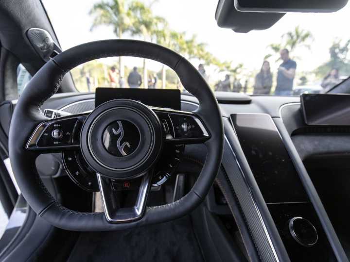 Aceleró su Ferrari para impresionar a su novia y murió al chocar contra un árbol