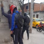Dos hombres que portaban armas listas para atacar...
