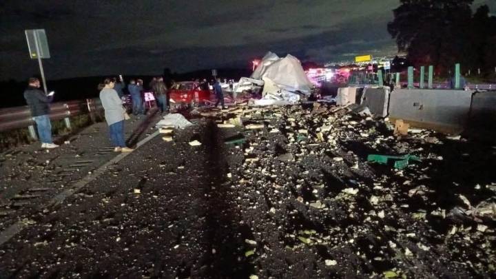 TRÁILER VOLCADO PROVOCÓ EL CIERRE DE LA AUTOPISTA MÉXICO