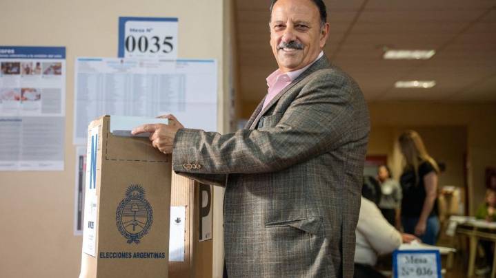 Quintela votó y agradeció el compromiso de los riojanos y las riojanas al participar de una jornada histórica para la democracia