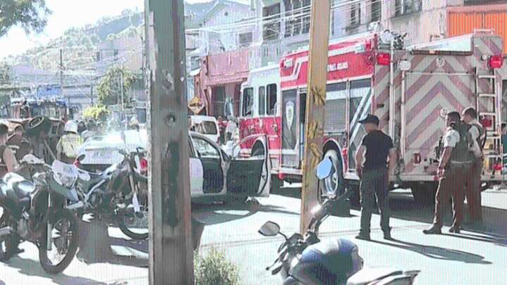 Delincuentes huyendo chocan a furgón escolar con niños en su interior en Recoleta: hay un menor fallecido