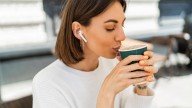 ¿Qué alimentos manchan los dientes y cuáles ayudan a blanquearlos de forma natural?