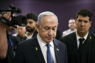Netanyahu se presentó ante la Justicia por la causa de corrupción, pero se fue antes por un resfrío