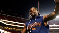Dre Greenlaw, suspendido un juego sin pago por amenazar a un árbitro