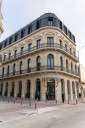 Montevideo recupera su alma portuaria. Un viejo hotel del 1800 reabre como símbolo del nuevo distrito que conecta historia, arte y negocios