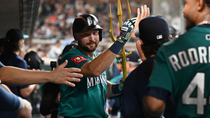Mariners star Cal Raleigh has epic postgame moment with ‘dump 61 here’ fan