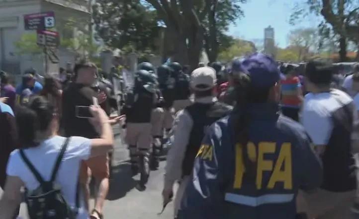 Milei suspendió su acto de campaña en Santa Fe tras desatarse una serie de incidentes
