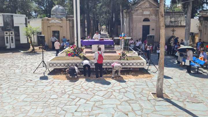 Día de Todos los Santos y Fieles Difuntos: horario de servicios y misas en los cementerios