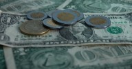 Peso ‘amanece bravo’: ¿Cuánto gana HOY frente al dólar mientras espera las minutas de la Fed?