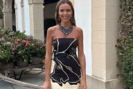 La invitada más elegante de la semana tiene el vestido más bonito de una firma colombiana y lo ha llevado en una boda en el Puerto de Santa María