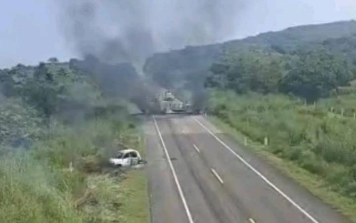 Operativo en Chiapas desata bloqueos e incendios tras cateos en Jiquipilas y Cintalapa