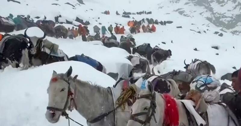 Last trekkers stuck near Mt Everest being evacuated