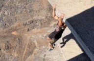 Nueva temeridad en Tenerife: se juega la vida en descenso ‘parkour’ en el mamotreto de Añaza