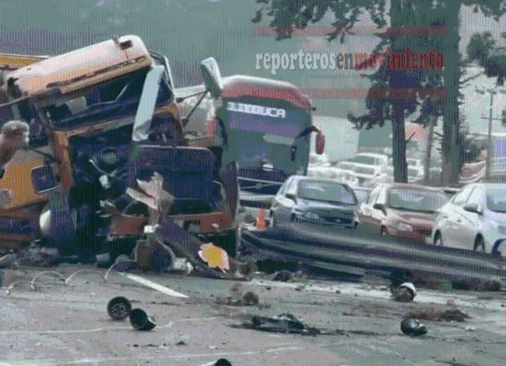 CAMIÓN VOLCADO EN LA CARRETERA MÉXICO-TOLUCA, CON DIRECCIÓN A LA CAPITAL MEXIQUENSE