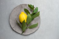 Para qué sirve hervir cáscaras de limón con laurel